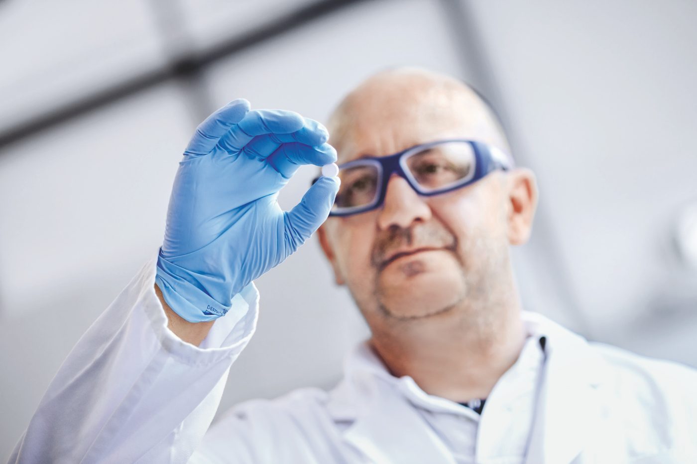 Ein Evonik-Mitarbeiter kontrolliert den Abrieb von Tabletten mit dem Kalziumsilikat Rxcipients.
----
An Evonik employee checks the abrasion of tablets containing the calcium silicate Rxcipients.

Elements 03_2020, Seite/page 5