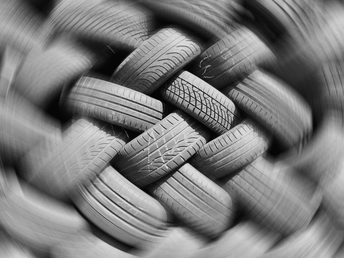 Illustration of Rubber Recycling: Piles of used tires being transformed into rubber granules, symbolizing the circular economy and sustainable reuse of materials. Learn more about Evonik’s expertise in Rubber Recycling.
