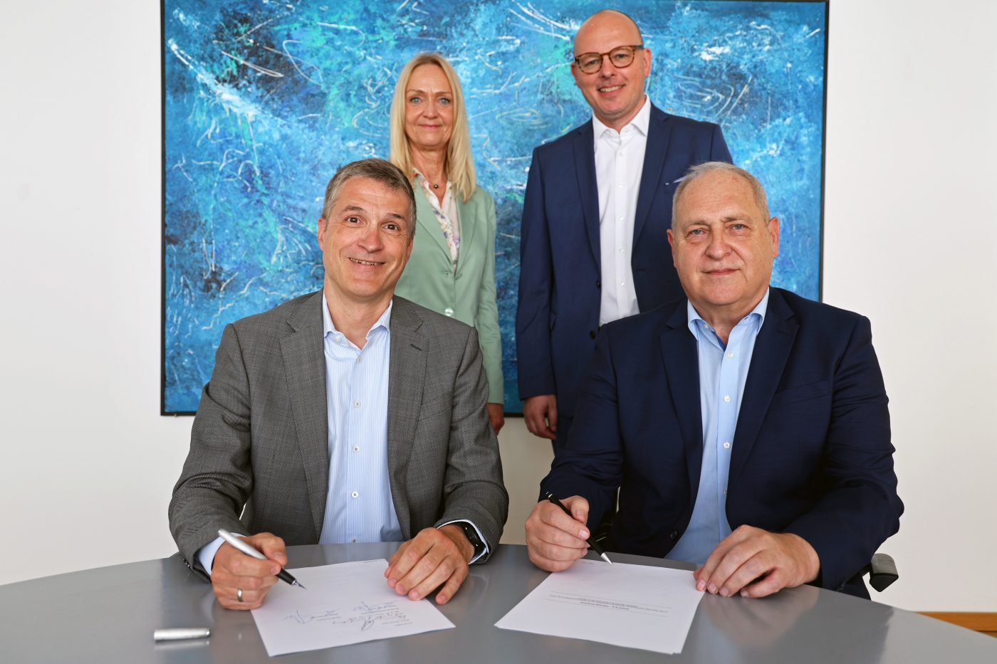 From left to right: Thomas Hermann (Product Line Head of Rexim at Evonik Health Care), Kerstin Oberhaus (Evonik Site Manager Hanau), Jochen Pohl (Managing Director of ProChem GmbH) and Gerhard Jakobi (Managing Partner of the ProChem Group/ProChem InnoTec GmbH)